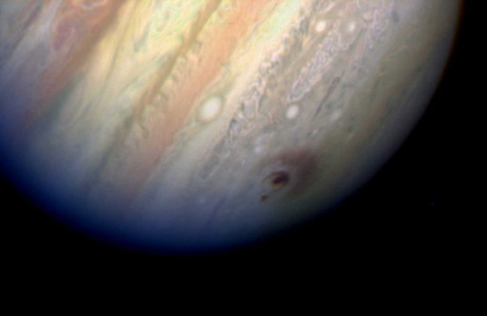 Jupiteris po vieno kometos fragmento smūgio 1994 metais. © NASA/STScI