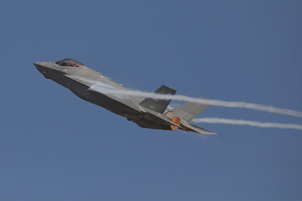 Skrendantis „F-35 A“ © wikimedia.org