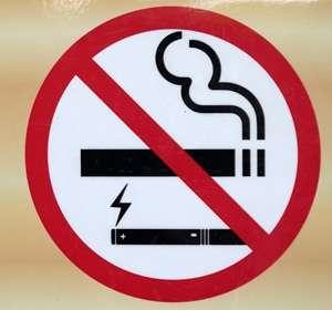 Pavojus rūkantiems e. cigaretes: tai – neabejotinai kenksminga