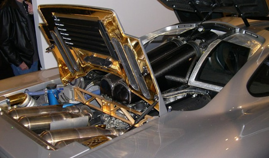 „McLaren F1“ turėjo auksu dengtą variklio skyrių © Sfoskett (CC BY-SA 3.0) | commons.wikimedia.org