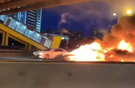 „Tesla Model 3“ gaisras
