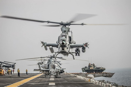 Ant „USS Boxer“ denio - šarvuota pėstininkų kovos mašina LAV © U.S. Marine Corps photo by Lance Cpl. Dalton S. Swanbeck Ant „USS Boxer“ denio - šarvuota pėstininkų kovos mašina LAV © U.S. Marine Corps photo by Lance Cpl. Dalton S. Swanbeck