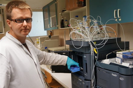 Dr. Tomas Drevinskas atlieka eksperimentus GMF Skysčių chromatografijos laboratorijoje