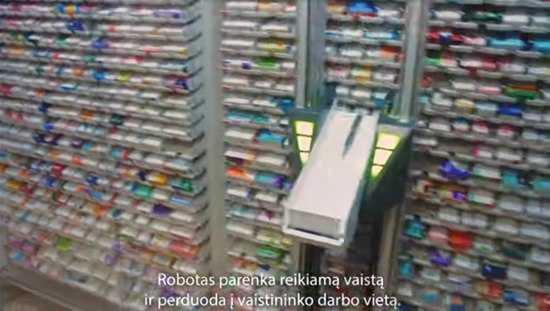 Robotizuotas vaistininko asistentas. „YouTube“ stopkadras.