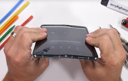 Atnaujinto „Galaxy Fold“ patvarumas vis dar abejotinas, nepaisant to, kad prietaisas yra tvirtesnis nei anksčiau Atnaujinto „Galaxy Fold“ patvarumas vis dar abejotinas, nepaisant to, kad prietaisas yra tvirtesnis nei anksčiau