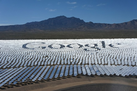„Google“ valdomas 377 MW galios koncentruotos saulės karščio „Ivanpah“ įrenginys Kalifornijoje © „Google“ nuotr.
