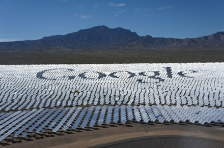 „Google“ valdomas 377 MW galios koncentruotos saulės karščio „Ivanpah“ įrenginys Kalifornijoje © „Google“ nuotr. „Google“ valdomas 377 MW galios koncentruotos saulės karščio „Ivanpah“ įrenginys Kalifornijoje © „Google“ nuotr.