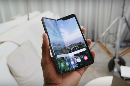 „Samsung Galaxy Fold“ © Marques Brownlee | youtu.be