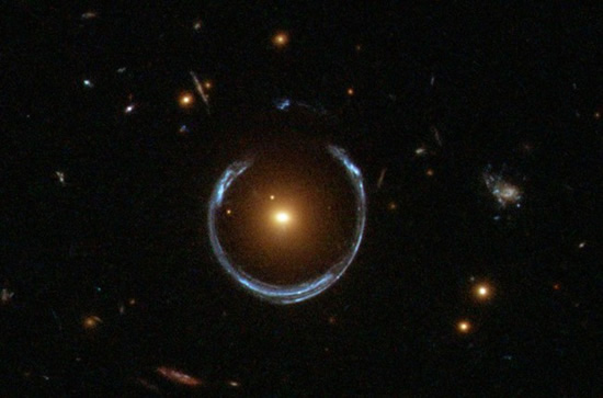 Gravitacino lešiavimo kuriamas vaizdas © „Hubble“, „Wikimedia Commons“ Gravitacino lešiavimo kuriamas vaizdas © „Hubble“, „Wikimedia Commons“