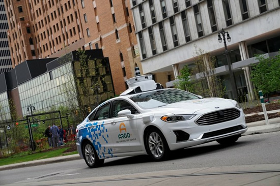 „Ford Fusion“ su autonominės sistemos bokšteliu © Gamintojo nuotrauka