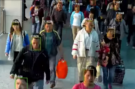 Kinijos „super kamera“ gali žaibiškai rasti taikinį tūkstantinėje minioje