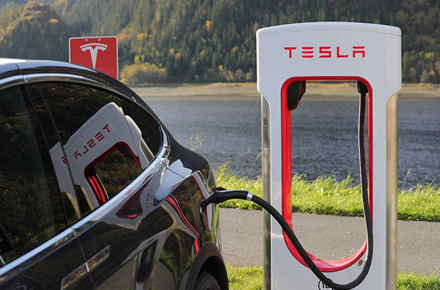 „Tesla“ automobiliai pagaliau galės skleisti ir kokoso riešutus primenantį garsą „Tesla“ automobiliai pagaliau galės skleisti ir kokoso riešutus primenantį garsą