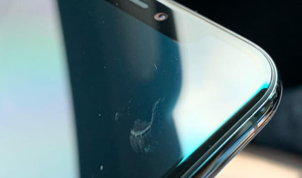 „iPhone 11“ vartotojai skundžiasi be priežasties atsirandančiais ekrano įbrėžimais „iPhone 11“ vartotojai skundžiasi be priežasties atsirandančiais ekrano įbrėžimais