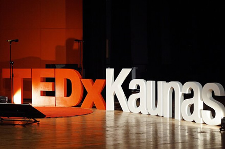 Pažangių idėjų konferencija TEDxKaunas pristato „Žinutes butelyje“