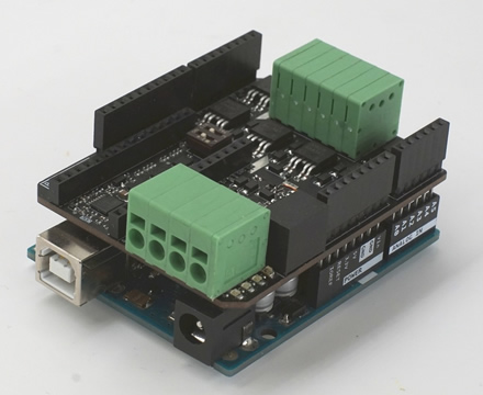 Apačioje – „Arduino“, viršuje – „POWER SHIELD 6+6 T800“. Gamintojo nuotr. Apačioje – „Arduino“, viršuje – „POWER SHIELD 6+6 T800“. Gamintojo nuotr.