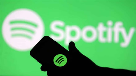 Naujausioje „iOS“ versijoje populiarioji „Spotify“ gali būti valdoma „Siri“ balso asistentu