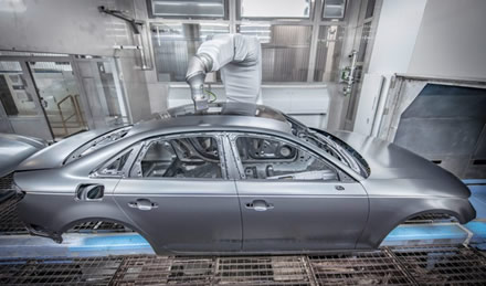 Robotas dažo A4 stogą © „Audi“ nuotrauka Robotas dažo A4 stogą © „Audi“ nuotrauka