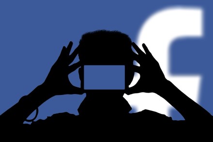 „iPhone“ telefonų savininkai skaitydami naujienas „Facebook“ automatiškai įjungdavo kamerą „iPhone“ telefonų savininkai skaitydami naujienas „Facebook“ automatiškai įjungdavo kamerą