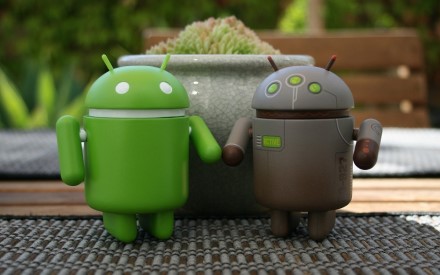 „Google“ ir „Samsung“ ištaisė „Android“ klaidas, leidusias šnipinėti ir valdyti vaizdo kamerą bei mikrofoną