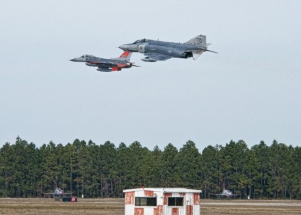 QF-16 ir QF-4 dronai © commons.wikimedia.org