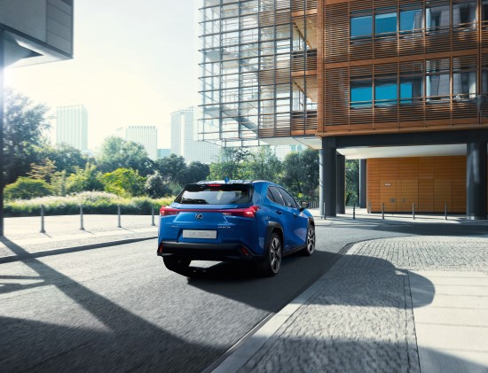 „Lexus“ pristatė pirmąjį elektrinį automobilį