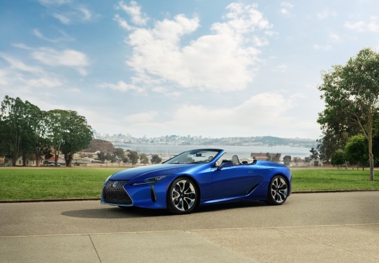 „Lexus“ pasauliui pristatė kabrioletą „LC 500“