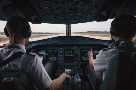 Kodėl lėktuvų pilotai radijo ryšiu sako „Roger“? Kodėl lėktuvų pilotai radijo ryšiu sako „Roger“?