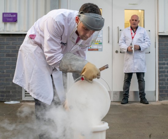 Dr. Thomas Granjeanas ličio jonų baterijų užšaldymui naudoja skystą azotą © Varviko universitetas