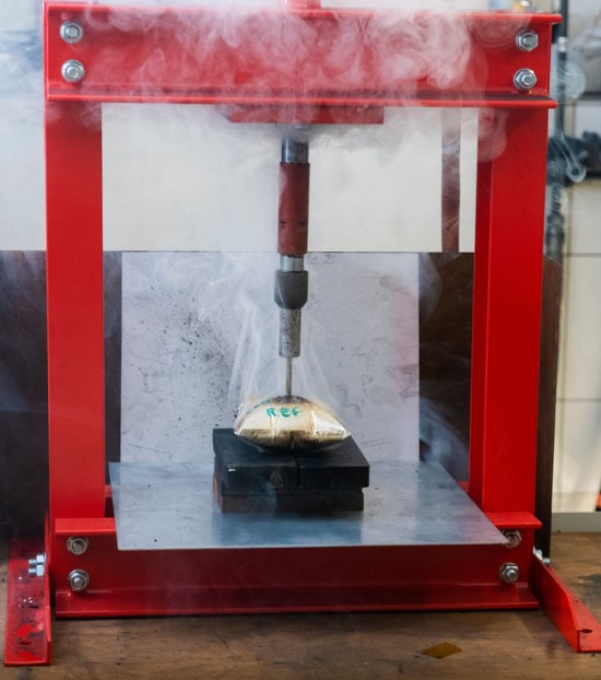 Kai kambario temperatūroje baterijos yra mechaniškai pažeidžiamos, jos sprogsta ir paskleidžia nuodingus dūmus © Varviko universitetas
