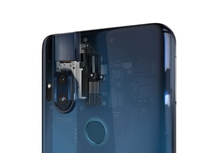 Pristatyta „Motorola One Hyper“ su galingu įkrovimu ir ištraukiama „Selfie“ kamera