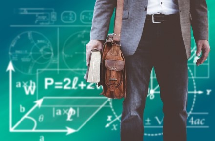 Tyrimas atskleidė: studentai atsisako paruoštukių, o dėstytojai vis dar reikalauja pakišų Tyrimas atskleidė: studentai atsisako paruoštukių, o dėstytojai vis dar reikalauja pakišų