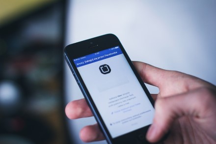 „Uber“ įdiegė naują saugumo funkciją: vairuotojų prašys daryti asmenukes „Uber“ įdiegė naują saugumo funkciją: vairuotojų prašys daryti asmenukes