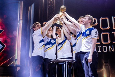 AOC ir „G2 Esports“ išlieka striprios kartu AOC ir „G2 Esports“ išlieka striprios kartu