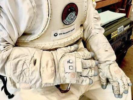 Išmaniosios pirštinės / „Haughton-Mars Project“ nuotr. Išmaniosios pirštinės / „Haughton-Mars Project“ nuotr.