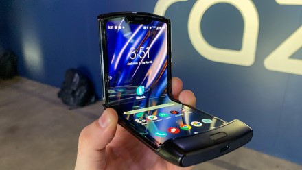 „Motorola“ susidūrė su sunkumais: sulenkiamą ekraną turintis „Razr“ tiesiog šluojamas nuo lentynų „Motorola“ susidūrė su sunkumais: sulenkiamą ekraną turintis „Razr“ tiesiog šluojamas nuo lentynų