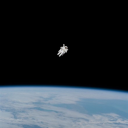 Unikalus eksperimentas SPA – tamsoje panirs po šaltu vandeniu, kad pamatytų Žemę iš kosmoso