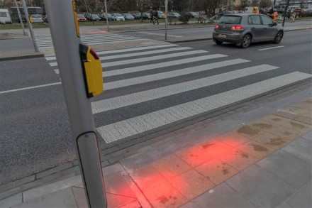 Projektorius, rodantis šviesoforo signalus / Varšuvos savivaldybės nuotr. Projektorius, rodantis šviesoforo signalus / Varšuvos savivaldybės nuotr.