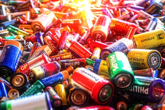 Kiek kasmet parduodame ir surenkame perdirbimui nešiojamųjų baterijų atliekų?