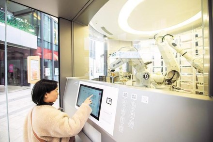 „Huawei“ Kinijoje atidarė išskirtinę parduotuvę: robotai ir jokių darbuotojų „Huawei“ Kinijoje atidarė išskirtinę parduotuvę: robotai ir jokių darbuotojų