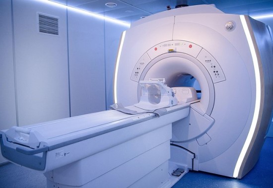 Magnetinio rezonanso tomografijos aparatas, kurį galėtų pakeisti nešiojama elektronika © commons.wikimedia.org
