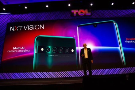 TCL pristatė tris naujus telefonus su išskirtinu nugarėlės dizainu TCL pristatė tris naujus telefonus su išskirtinu nugarėlės dizainu