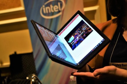 „Lenovo“ nustebino visus – pristatė pirmąjį kompiuterį su sulenkiamu ekranu „Lenovo“ nustebino visus – pristatė pirmąjį kompiuterį su sulenkiamu ekranu