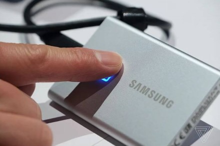 Naujas „Samsung“ išorinis SSD diskas naudoja įmontuotą pirštų antspaudų skaitytuvą papildomam saugumui