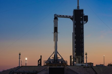 „Crew Dragon“ ir nešančioji „Falcon 9“ raketa Kenedžio paleidimo aikštelėje© „SpaceX“