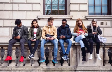 Viena JAV valstija siekia uždrausti išmaniaisiais telefonais naudotis jaunesniems nei 21 metų asmenims Viena JAV valstija siekia uždrausti išmaniaisiais telefonais naudotis jaunesniems nei 21 metų asmenims