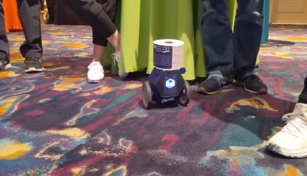 Tualetinį popierių pristatantis robotas turi sumažinti tualete patiriamą stresą Tualetinį popierių pristatantis robotas turi sumažinti tualete patiriamą stresą