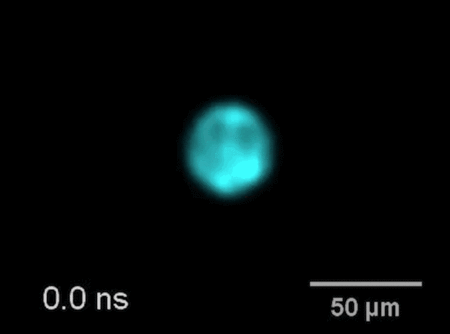 Nauja ultrasparčios fotografijos technologija užfiksuotas į vandenį šviečiančio lazerio sukelta smūginė banga. © „Caltech“