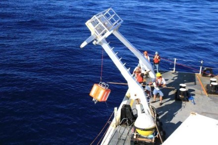 Taip yra iš vandens ištraukiamas „EARS“ įrenginys © JAV karinis jūrų laivynas