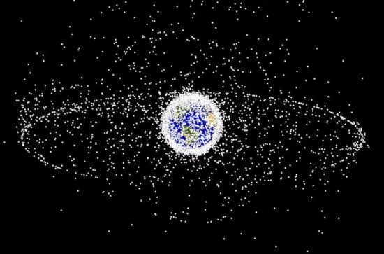 NASA nuotr. / Kosmose yra tūkstančiai žmogaus paliktų šiukšlių – nuo palydovų iki erdvėlaivių.