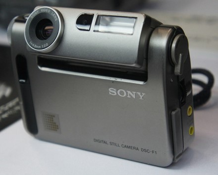 „Sony“ kameros buvo labai populiarios ir be nurenginėjimo režimo © commons.wikimedia.org